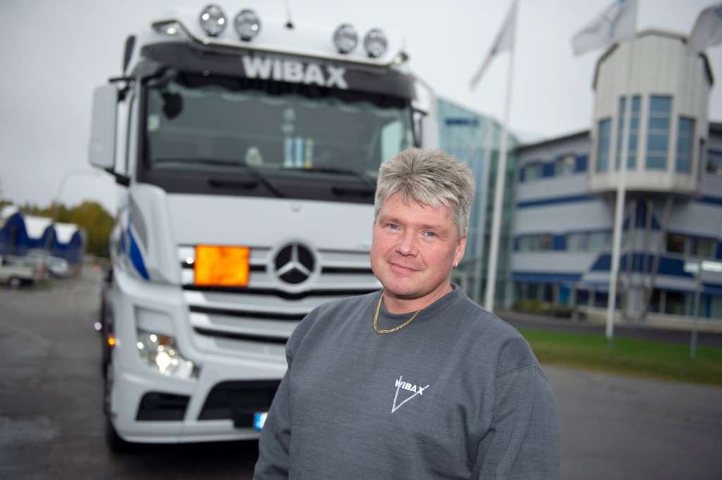 Lastbilschauffören Nils Sivertsson har 23 år i yrket. Sedan sju år arbetar han för Wibax Logistics – företaget som vann Stora Åkeripriset 2013.