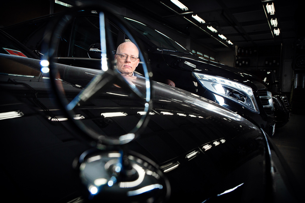 Chaufförerna på Freys Hyrverk är specialutbildade när det gäller säker körning. – Mercedes-Benz är stabila, komfortabla och väldigt krocksäkra, säger Peter Thomasson.