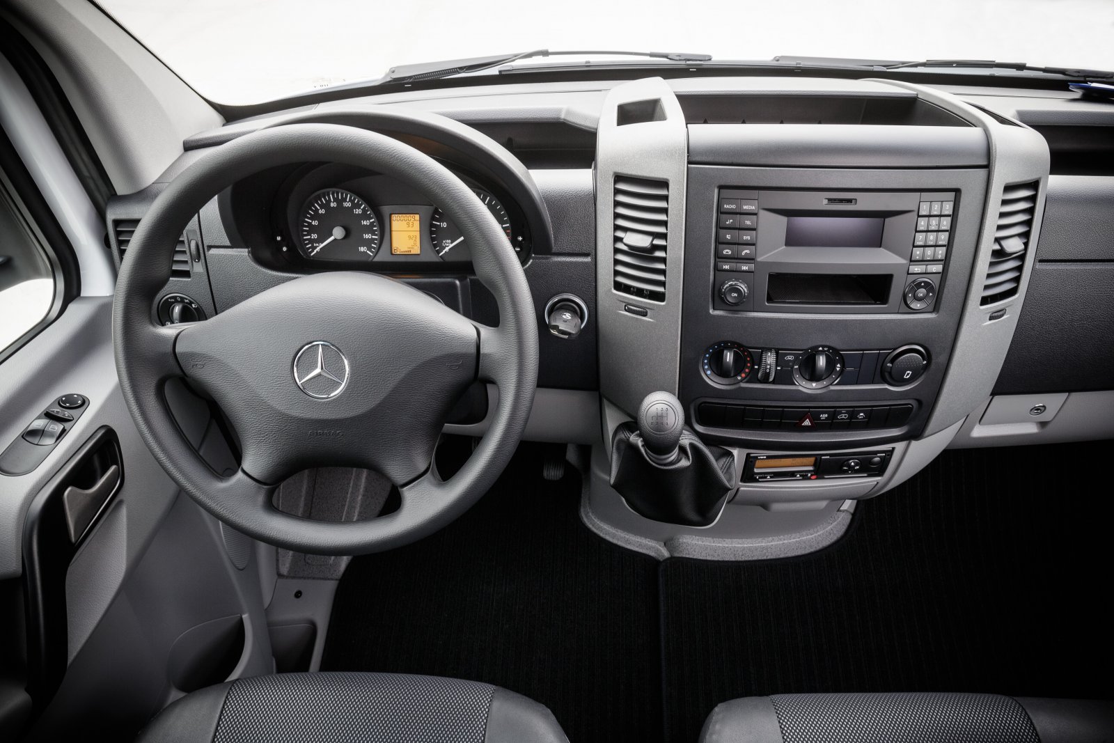 Mercedes-Benz Sprinter – 516 CDI; interiör; seat covers: tunja black; OM 651 motoreffekt 120 kW/163 hk; 6-växlad manuell växellåda Eco Gear; hjulbas: 3665 mm; totalvikt 5.5 ton