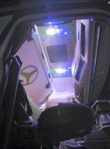 Hyttinredning i Bjurholm och går i svart, vitt och ljusgrönt knappstoppat skinn. På undersidan av den uppfällbara överslafen sitter en ljusgrön Mercedesstjärna