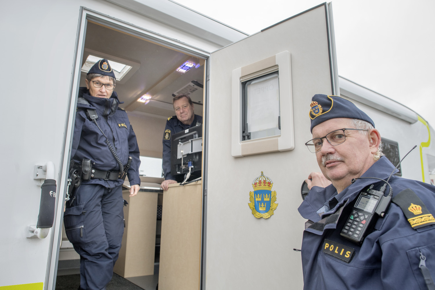 Hans Berggren (till höger) och Lisbeth Kjellner på väg ut på patrullering med polisbilen, eller radiobilen som poliserna själva kallar personbilen som är med och gör det mobila poliskontoret komplett. Roger Olofsson stannar kvar och bemannar husbilen.