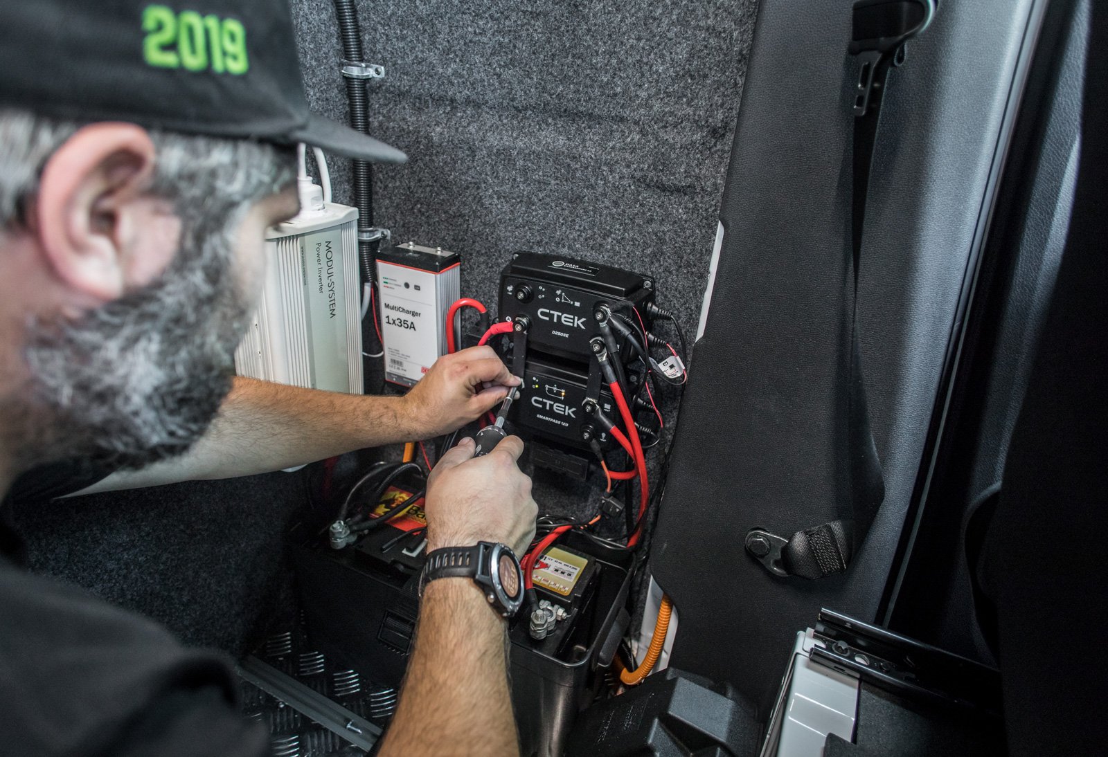 Att syssla med elektronik och elomvandlare till 220 volt i transportbilen kräver kunskap.