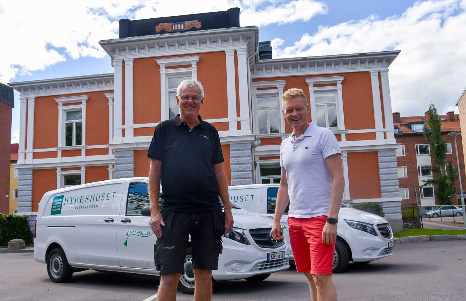 Fastighetsskötare Thomas Svensson och marknadschef Fredrik Ydevall är nöjda med Hyreshuset Katrineholms nya eVitos.